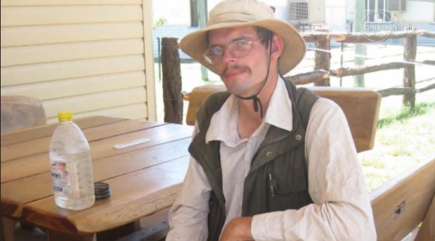 Επέζησε στην έρημο τρώγοντας έντομα