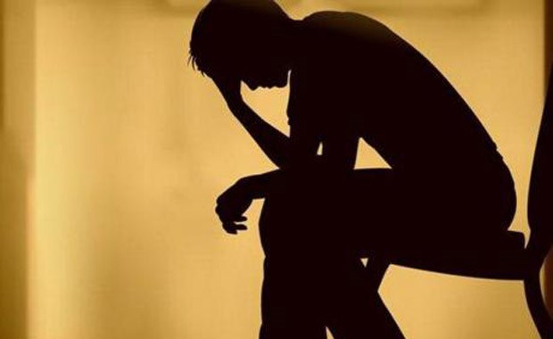 Βρήκε κρεμασμένο τον γιο του