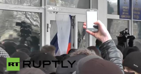 Ντόνετσκ: Φιλορώσοι διαδηλωτές ανακατέλαβαν κτίριο της κυβέρνησης