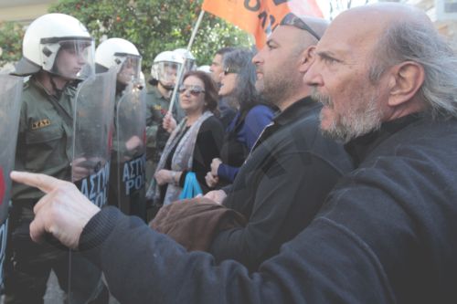 Παραμένουν οι εκπαιδευτικοί στο πολιτικό γραφείο του Μητσοτάκη