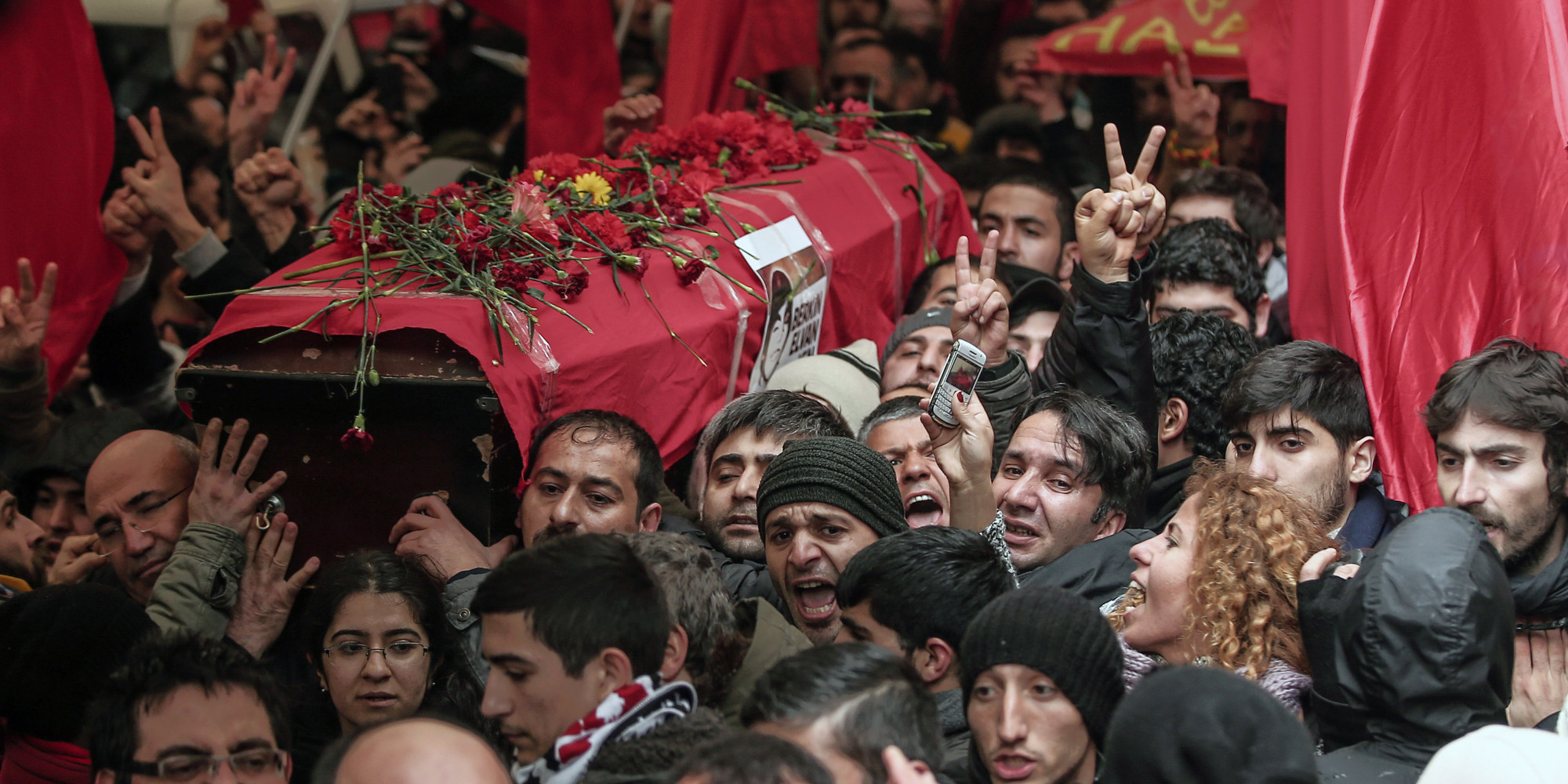 Λαοθάλασσα στην κηδεία του 15χρονου