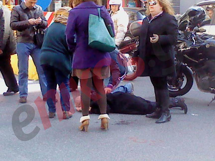 ΤΩΡΑ-ΦΩΤΟ-Τροχαίο με γυναίκα τραυματία στον Πειραιά