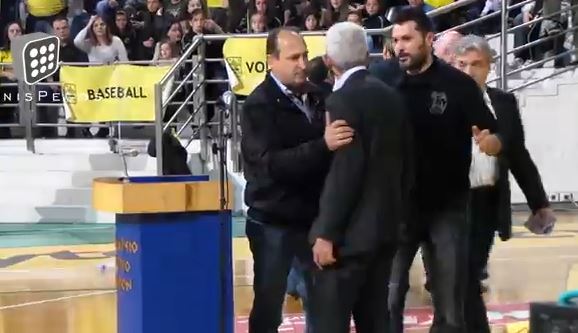 ΒΙΝΤΕΟ-Οι οπαδοί του Άρη αποδοκιμάζουν Μπουτάρη και πολιτικούς