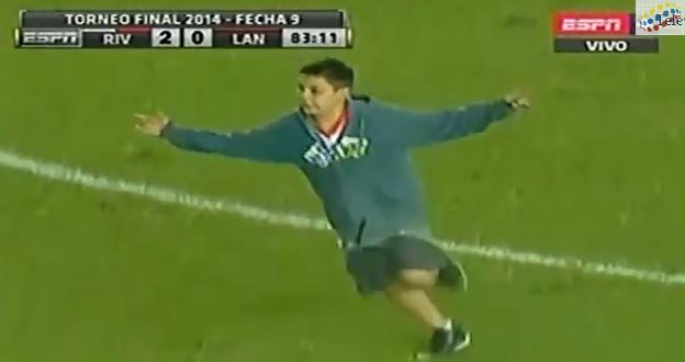 ΒΙΝΤΕΟ-Ο «εισβολέας» αποθεώθηκε από τους θεατές