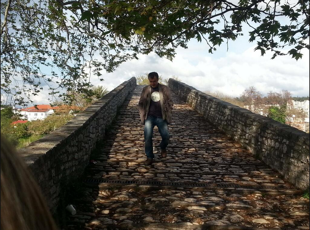 ΦΩΤΟ-Ο Θεοδωράκης στο γεφύρι της Άρτας