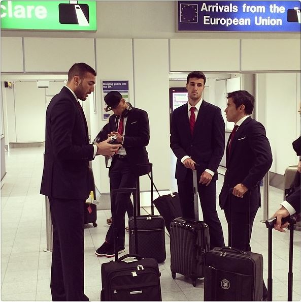 ΦΩΤΟ-Έφτασε στο Μάντσεστερ ο Ολυμπιακός