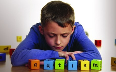 Ο Έλληνας που πολεμάει τον αυτισμό με χαμομήλι