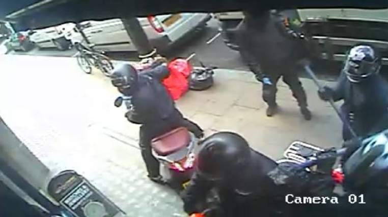 ΦΩΤΟ-Οι ληστές με τα τσεκούρια