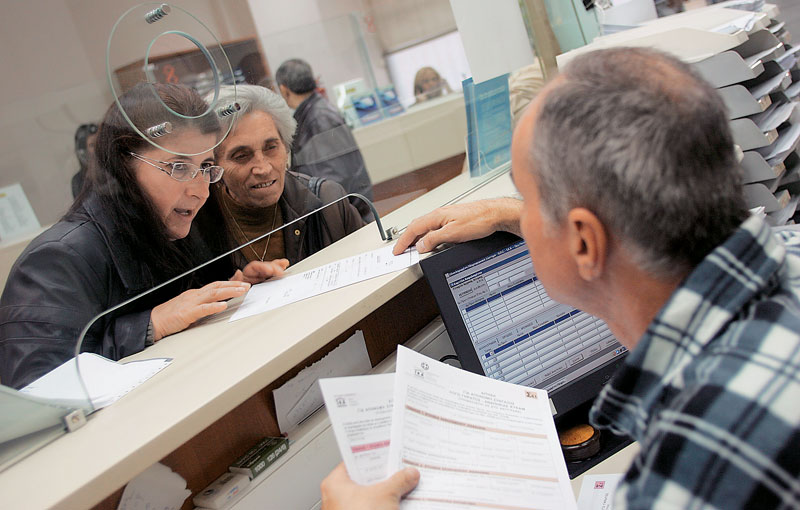 Υψηλές παραμένουν οι ασφαλιστικές εισφορές