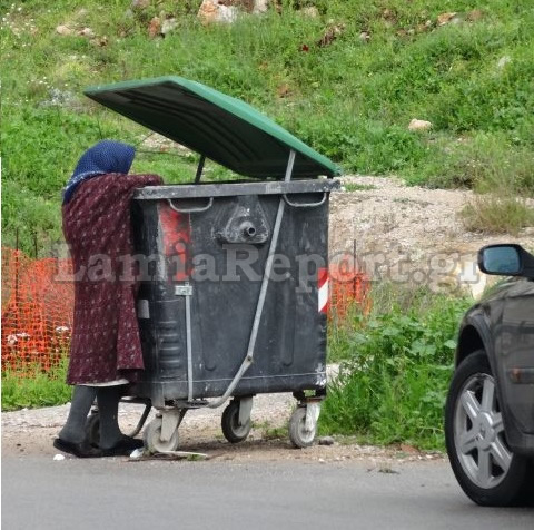 ΦΩΤΟ-Ηλικιωμένη ψάχνει στα σκουπίδια