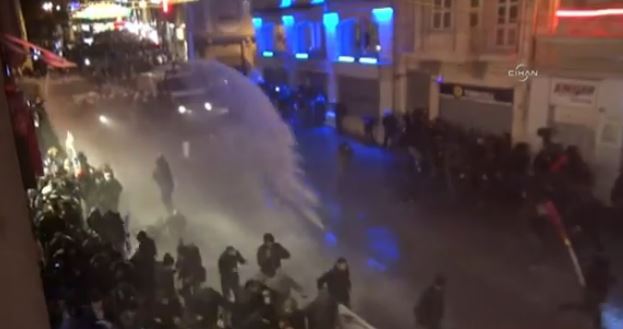 ΒΙΝΤΕΟ-Βίαια επεισόδια στην Κωνσταντινούπολη