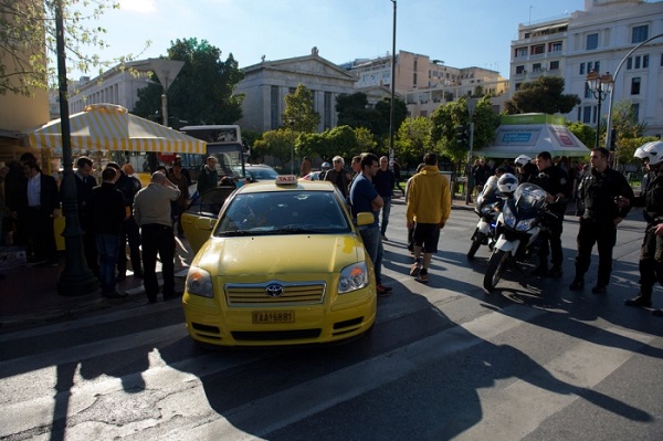 ΦΩΤΟ-Γέννησε σε ταξί στο κέντρο της Αθήνας