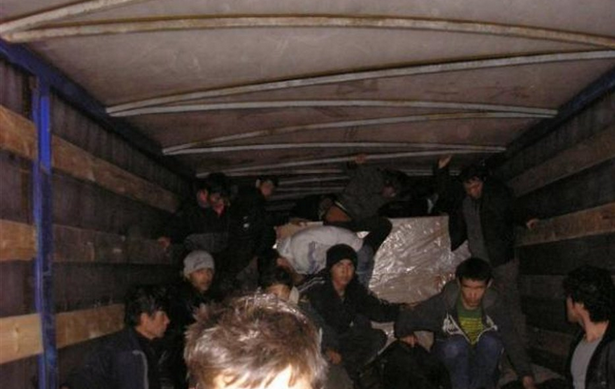 Μετέφερε ανταλλακτικά μαζί με μετανάστες