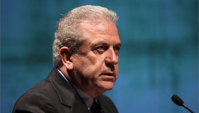 Ο Αβραμόπουλος στην κηδεία του Τάσου Μητσόπουλου