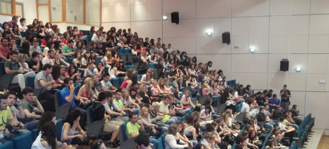 Καθηγητής καταγγέλλει παρανομίες