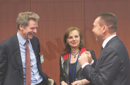 ΦΩΤΟ-Μετά την ένταση…τα χαμόγελα Στουρνάρα-Τόμσεν