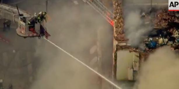 ΒΙΝΤΕΟ-Οι πυροσβέστες δίνουν μάχη με τις φλόγες