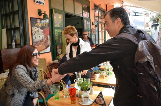 ΦΩΤΟ-“Βόλτα” του Θεοδωράκη στα καφέ των Χανίων