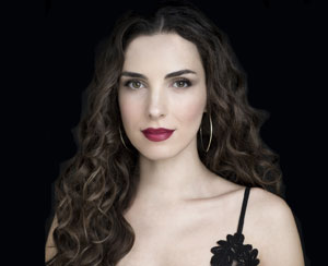 Η Δάρρα ερμηνεύει Θεοδωράκη