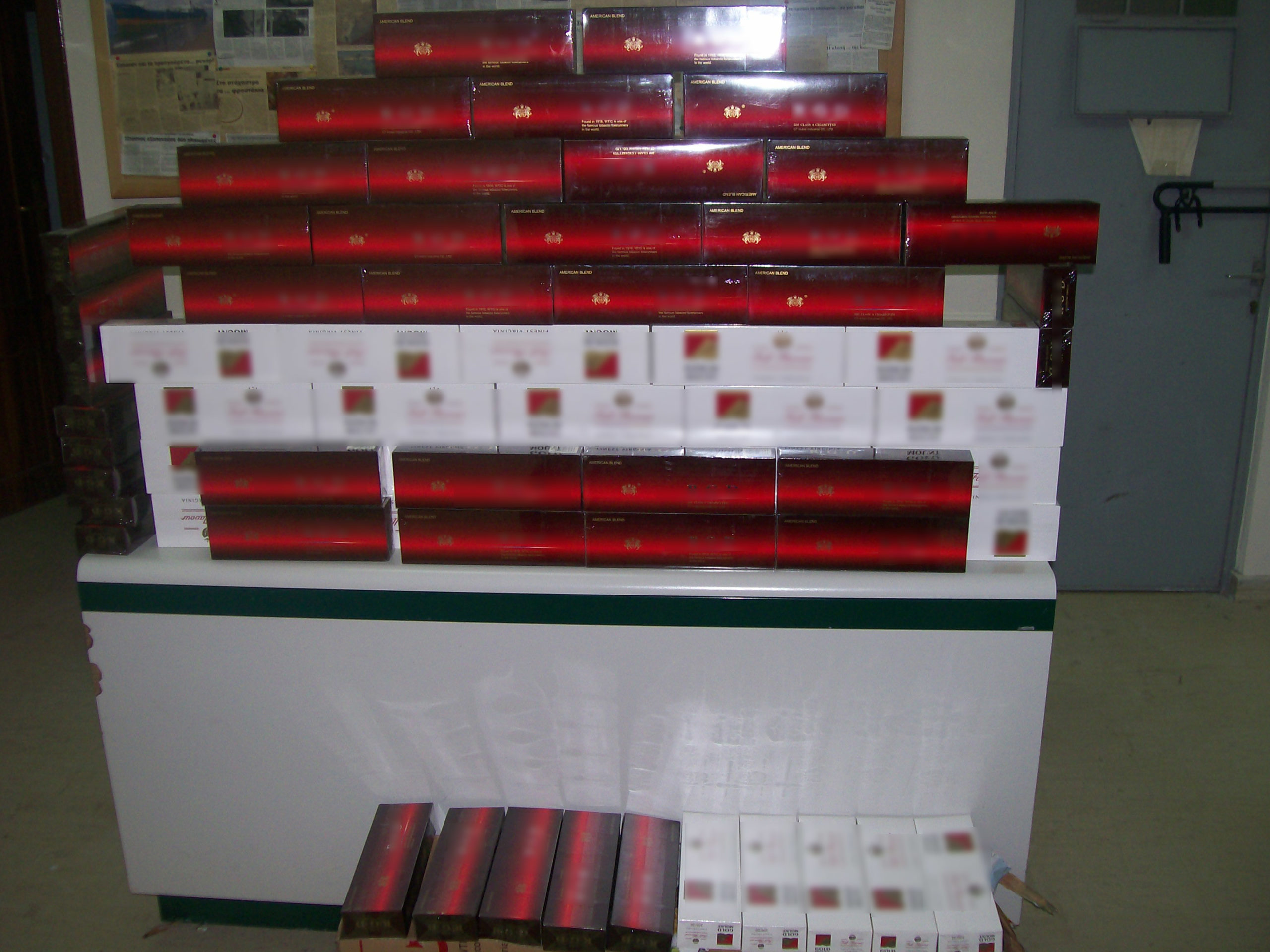 ΦΩΤΟ-Κρύβει λαθραία τσιγάρα στο ρολόι της ΕΥΔΑΠ