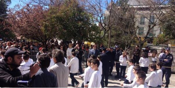 ΦΩΤΟ-Η Ραχήλ κατέβηκε από την εξέδρα των επισήμων