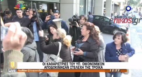 ΒΙΝΤΕΟ-Καθαρίστρια πήρε το γκλομπ του αστυνομικού