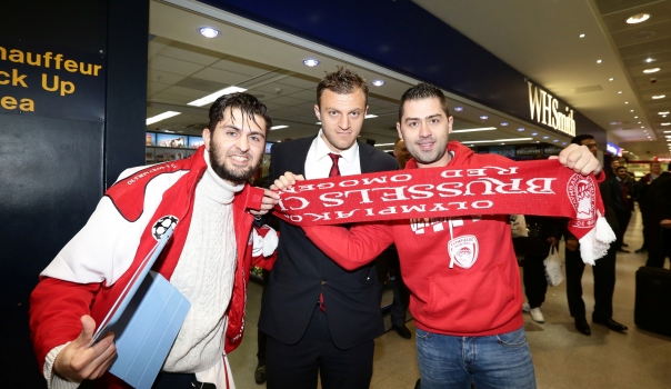 ΦΩΤΟ-Θερμή υποδοχή στην αποστολή του Ολυμπιακού