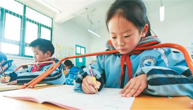 ΦΩΤΟ- Έβαλαν κάγκελα στα θρανία