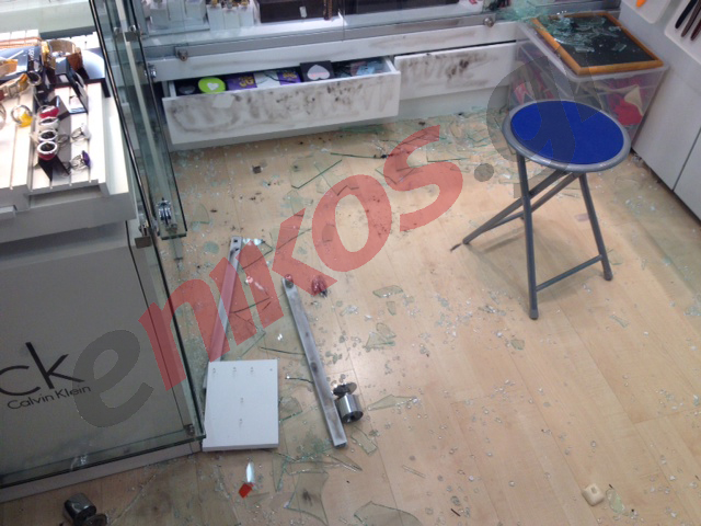 ΦΩΤΟ-Οι σπασμένες βιτρίνες στο Avenue μετά την εισβολή του αυτοκινήτου