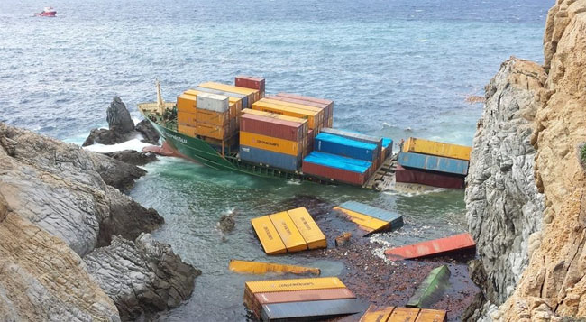 ΦΩΤΟ-Μισοβυθισμένο το τουρκικό πλοίο στη Μύκονο