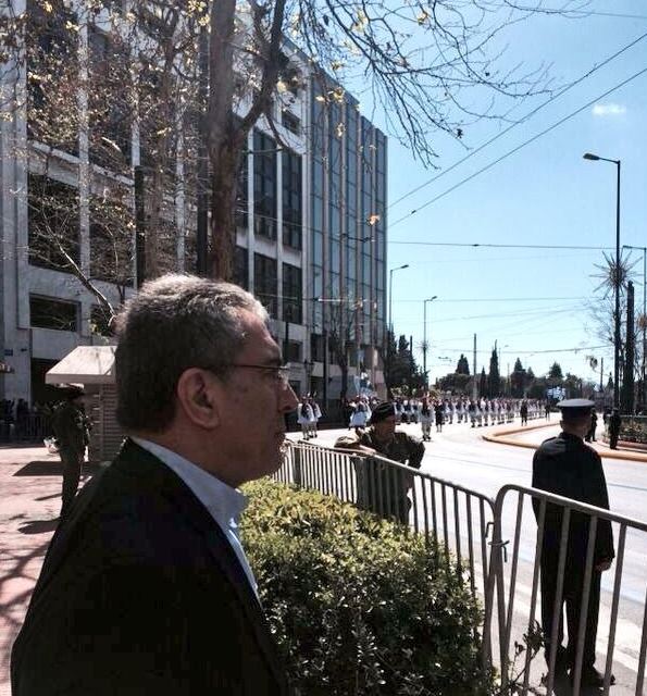 ΦΩΤΟ-Ο Καπερνάρος δεν κάθισε στην εξέδρα των επισήμων