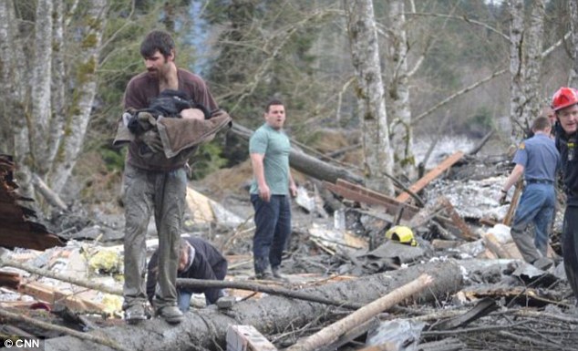 ΦΩΤΟ-Κινδύνευσε για να σώσει ένα μωρό