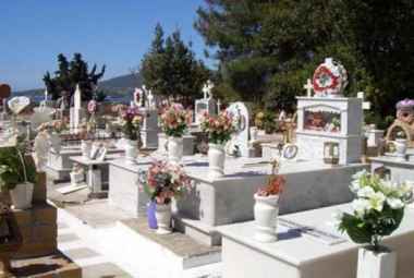 Κλέβουν μέχρι και λουλούδια από τα νεκροταφεία