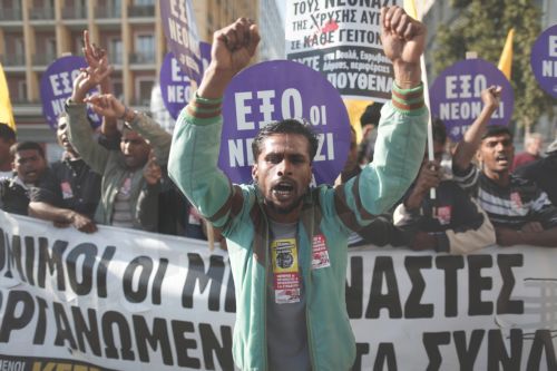 ΦΩΤΟ-Σε εξέλιξη αντιφασιστικό συλλαλητήριο