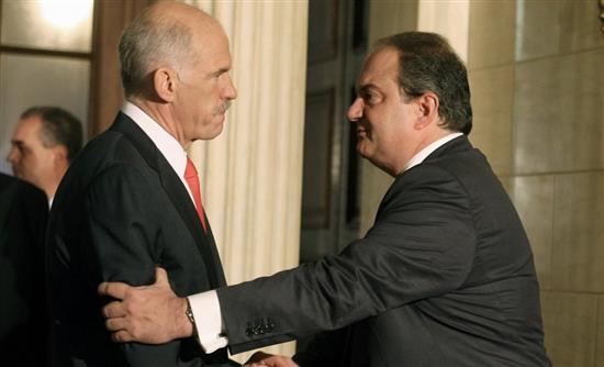 Επίθεση Παπανδρέου στον Καραμανλή