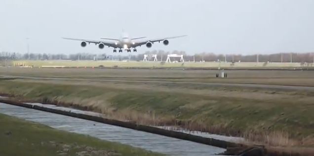 ΒΙΝΤΕΟ-Προσγείωση Airbus με αναταράξεις