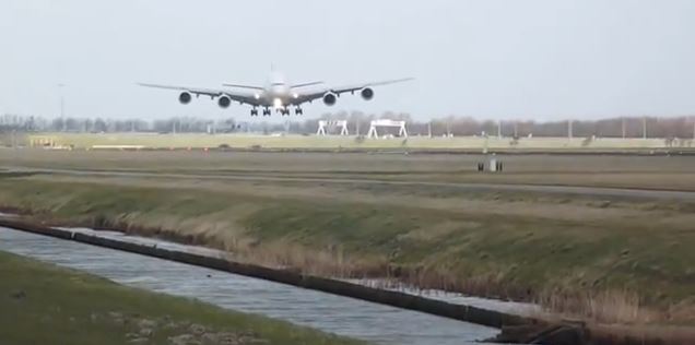 ΒΙΝΤΕΟ-Προσγείωση Airbus με αναταράξεις