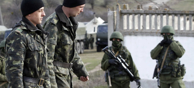 Ρώσοι στρατιώτες περικύκλωσαν βάση στην Κριμαία