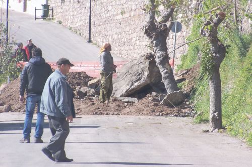 ΦΩΤΟ-Μυτιλήνη: Κατάρρευση βράχων μέσα σε οικισμό