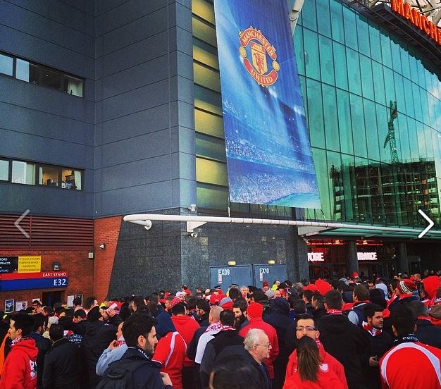 ΦΩΤΟ-Στο Ολντ Τράφορντ οι οπαδοί του Ολυμπιακού