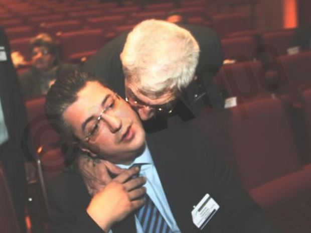 ΦΩΤΟ-Το φιλί του Μπουτάρη στον Τζιτζικώστα