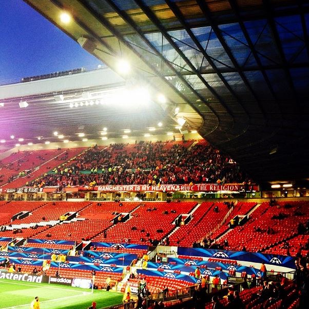 ΦΩΤΟ-Στις εξέδρες του Ολντ Τράφορντ οι οπαδοί του Ολυμπιακού