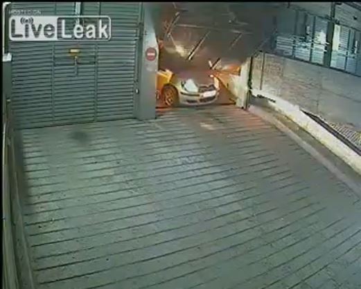 ΒΙΝΤΕΟ-Τον τιμώρησε η γκαραζόπορτα