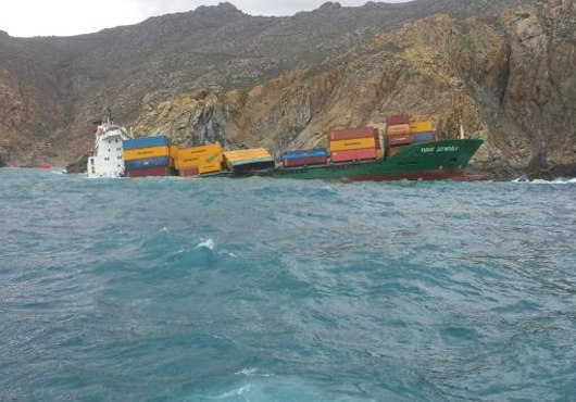 Απάντληση πετρελαίου από τις δεξαμενές του τουρκικού πλοίου