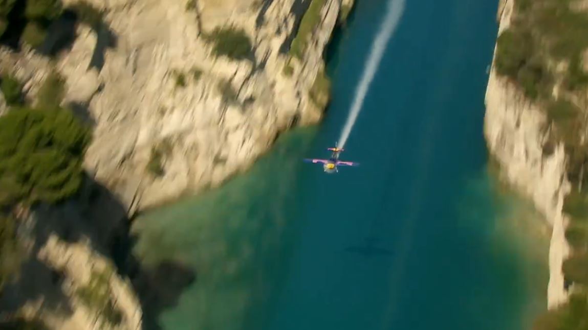 ΒΙΝΤΕΟ-Διέσχισε τον Ισθμό με αεροπλάνο