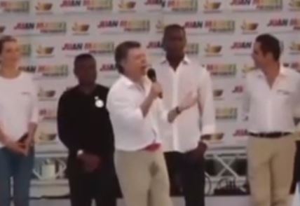 ΒΙΝΤΕΟ-Ο Κολομβιανός Πρόεδρος «έβρεξε» το παντελόνι του