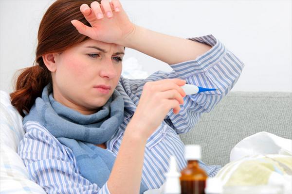 Γιατί οι αρρώστιες “φουντώνουν” το βράδυ;