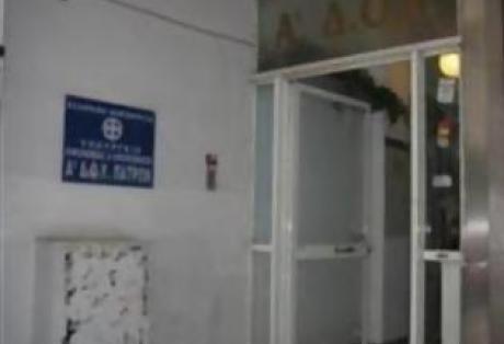 Απειλούσε να πηδήξει από το μπαλκόνι της εφορίας