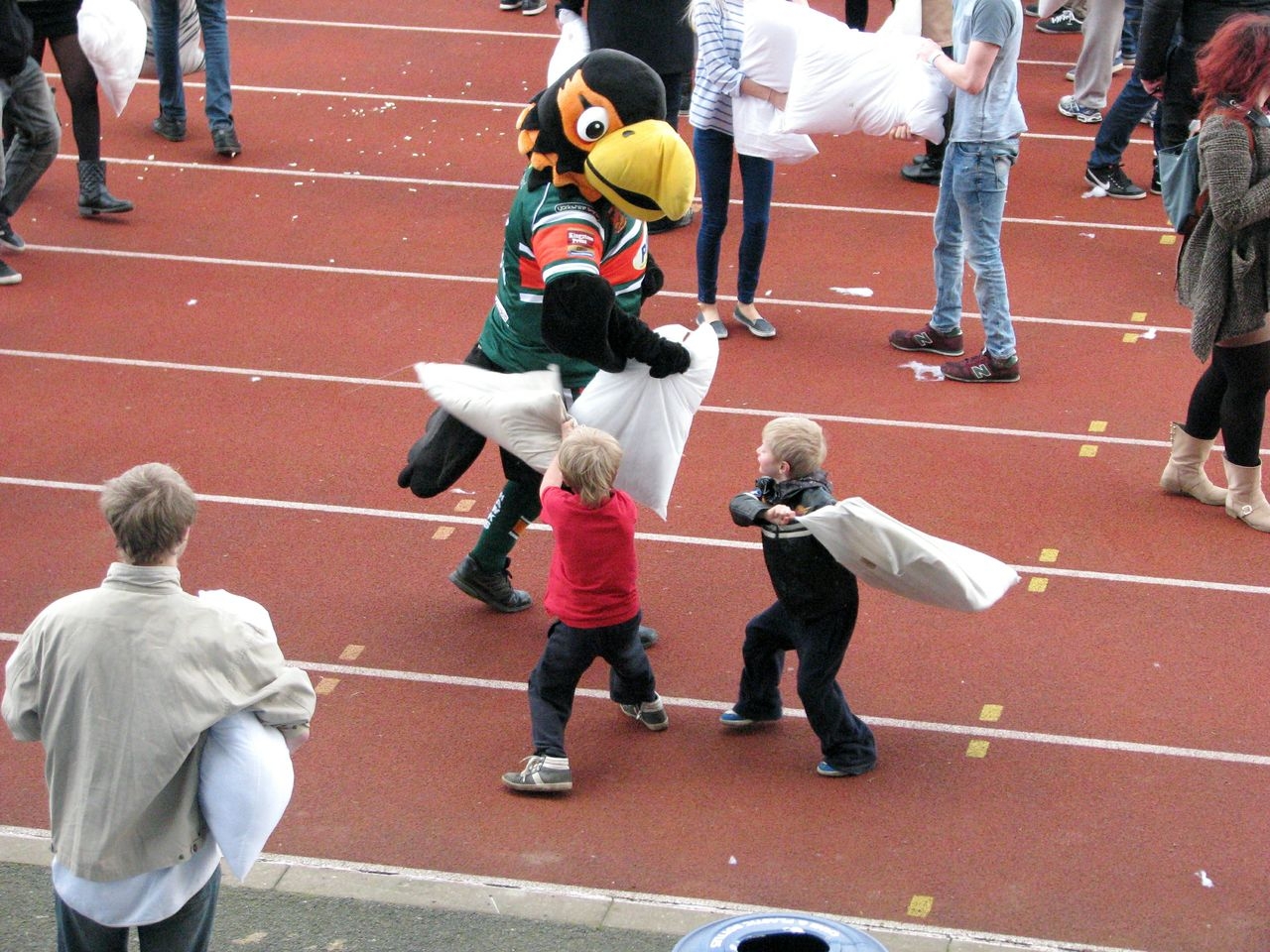 Μαξιλαροπόλεμος «ζεσταίνει» τα σχολεία