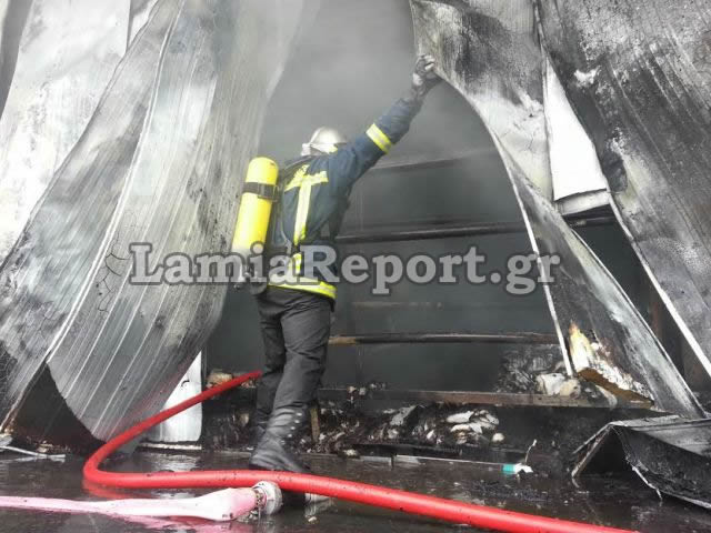 ΦΩΤΟ-Υπό έλεγχο η πυρκαγιά στο εργοστάσιο της Λαμίας